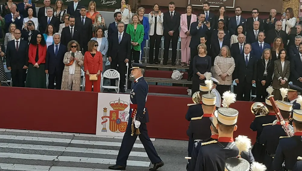 El rey Felipe VI pasa revista a la Guardia Real en el Difas de Oviedo
