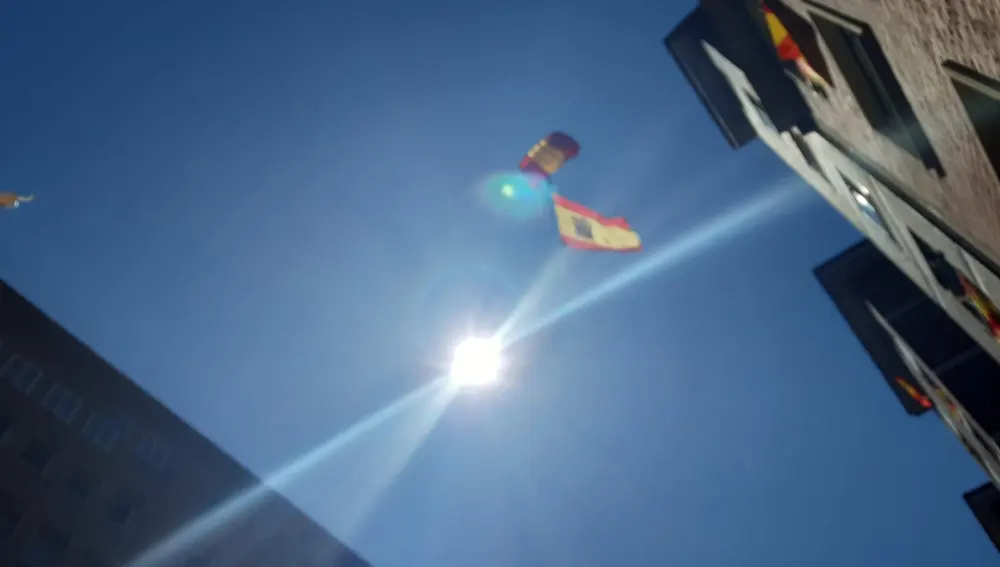 La bandera de España llega desde el aire a Oviedo