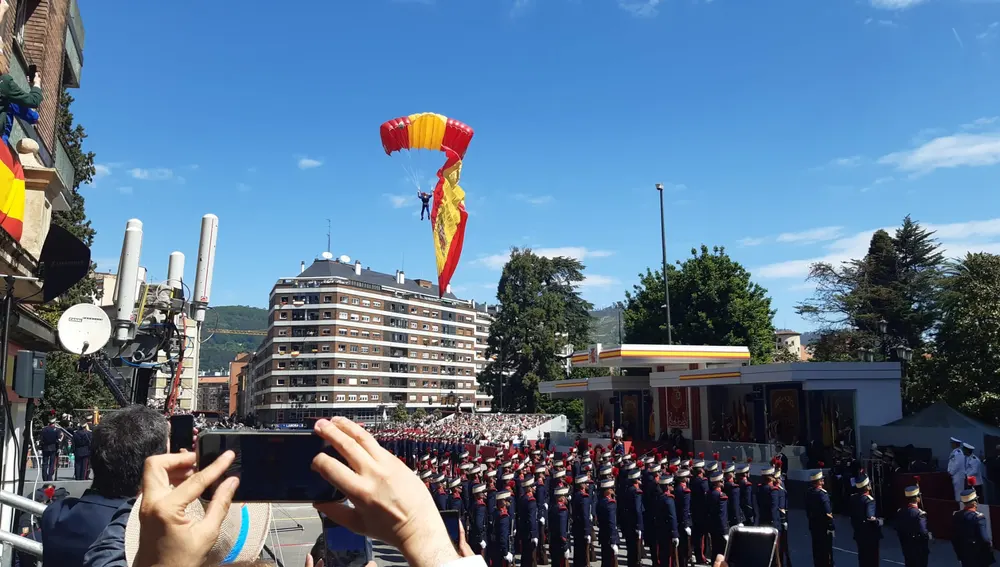 La bandera llega con el paracaidista Gómez Rivas al Difas de Oviedo