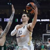 Hezonja ataca ante la defensa de Juancho Hernangómez en la final de la Euroliga.