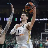 Hezonja ataca ante la defensa de Juancho Hernangómez en la final de la Euroliga. Hezonja ataca ante la defensa de Juancho Hernangómez en la final de la Euroliga.