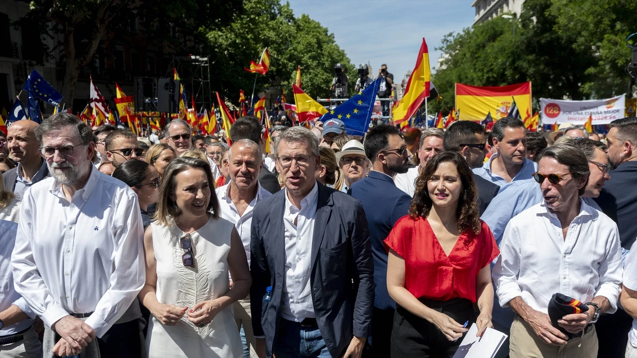 Rajoy, Cuca Gamarra, Feijóo, Ayuso y Aznar en la concentración contra Sánchez y la amnistía en Madrid