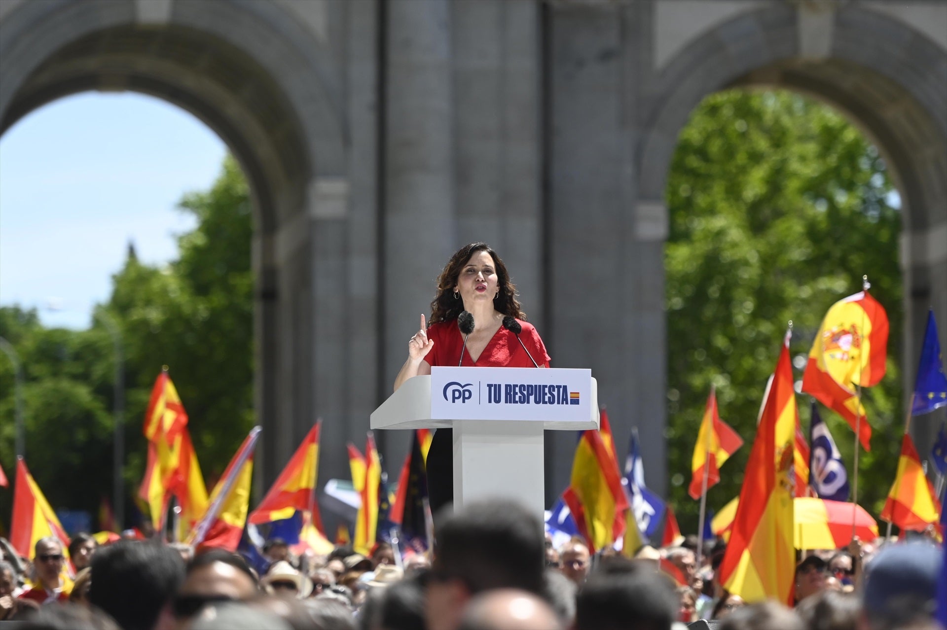 Ayuso llama a "derribar el muro" de Sánchez y emula a Milei: "¡Esta es la casa de todos, carajo!" Ayuso llama a "derribar el muro" de Sánchez y emula a Milei: "¡Esta es la casa de todos, carajo!"
