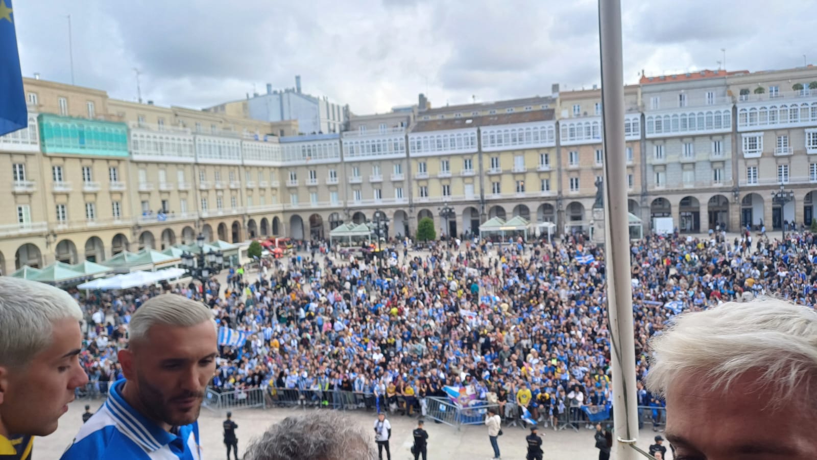 Lucas Pérez, en María Pita: "Tranquilos, no os preocupéis, el de Monelos se queda, hay que subir a primera" Lucas Pérez, en María Pita: "Tranquilos, no os preocupéis, el de Monelos se queda, hay que subir a primera"
