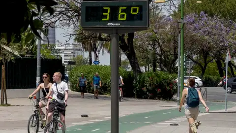 Vista de un termómetro en una calle céntrica en Sevilla. Vista de un termómetro en una calle céntrica en Sevilla.