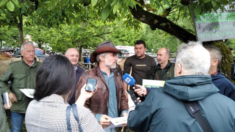 Xuan Valladeres y miembros del colectivo ganadero en Corao