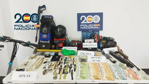 Efectos intervenidos por la Policía Nacional en la operación desplegada en Elda. Efectos intervenidos por la Policía Nacional en la operación desplegada en Elda.