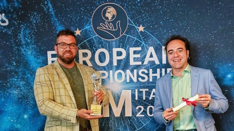 Manolo Costa y Mindanguillo tras proclamarse campeones de Europa de magia cómica. 