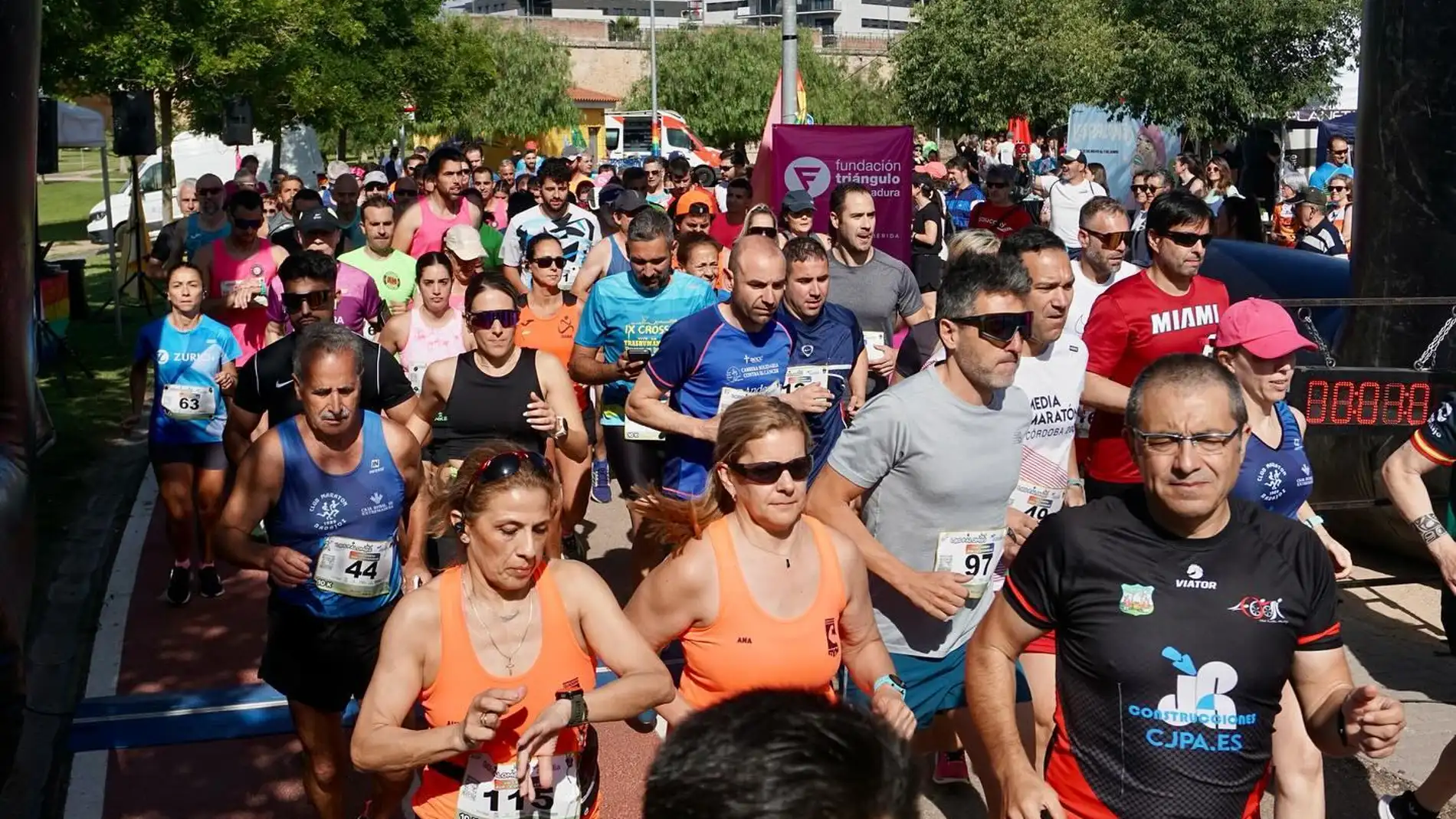 Más de 300 corredores y caminantes participan en la VIII Carrera por la Diversidad L@s Palom@s - Aqualia