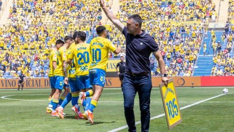 El entrenador del UD Las Palmas Francisco Javier Garc&iacute;a Pimienta saluda a la afici&oacute;n tras el partido de la &uacute;ltima jornada de LaLiga EA Sports que disputaron UD Las Palmas y Alav&eacute;s este pasado domingo en el estadio de Gran Canaria