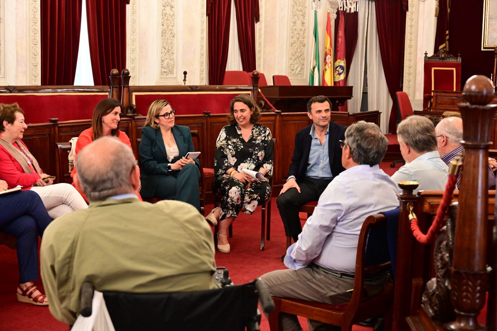 Reunión entre Ayuntamiento de Cádiz, Junta de Andalucía y 5 de Abril por la promoción de Matadero Reunión entre Ayuntamiento de Cádiz, Junta de Andalucía y 5 de Abril por la promoción de Matadero