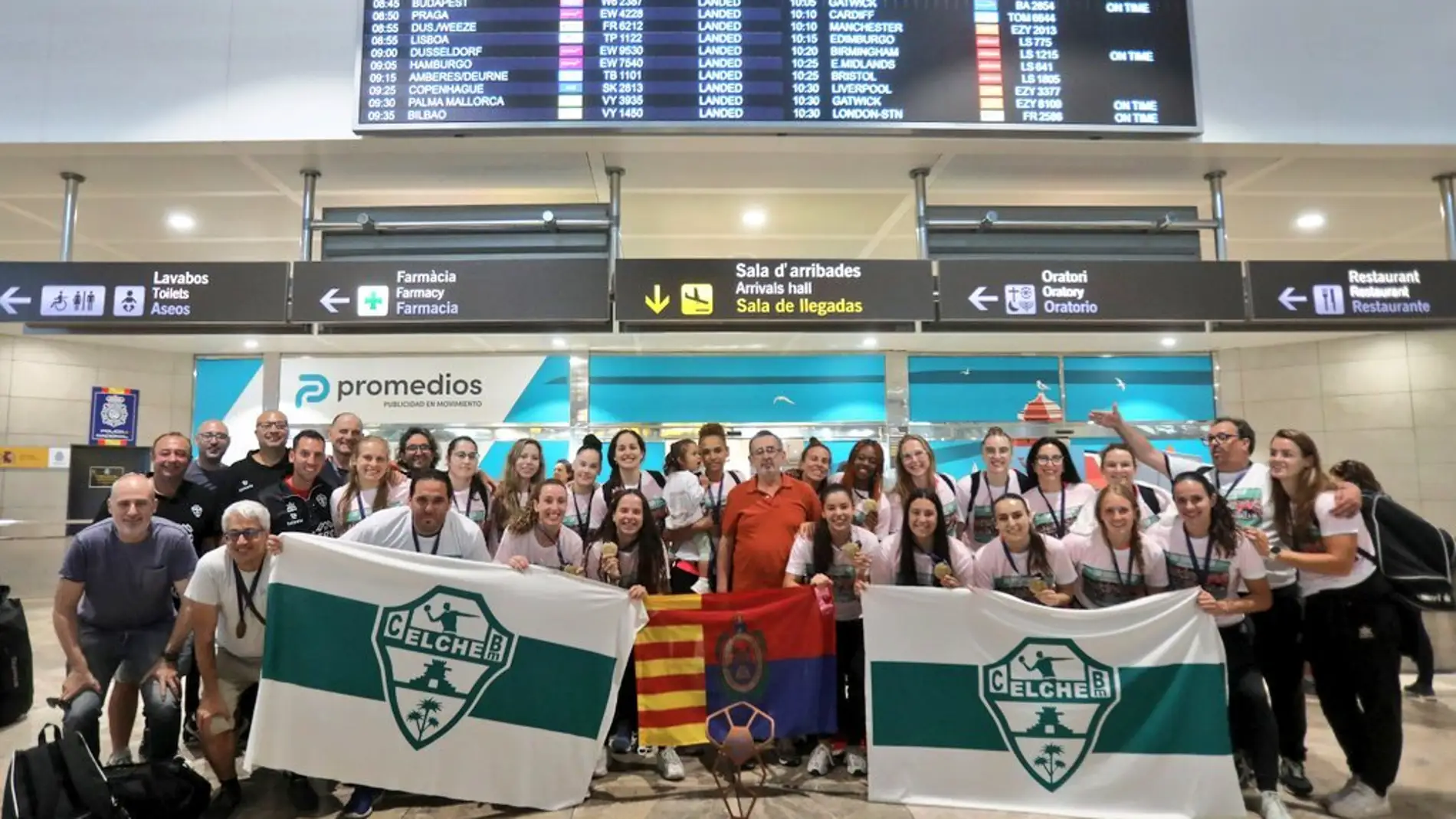La plantilla del Atticgo CBM Elche, a su llegada al aeropuerto tras conquistar la EHF European Cup en Eslovaquia.