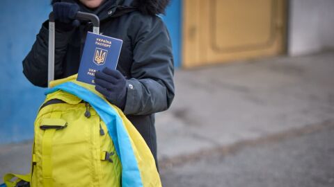 Niño con pasaporte ucraniano