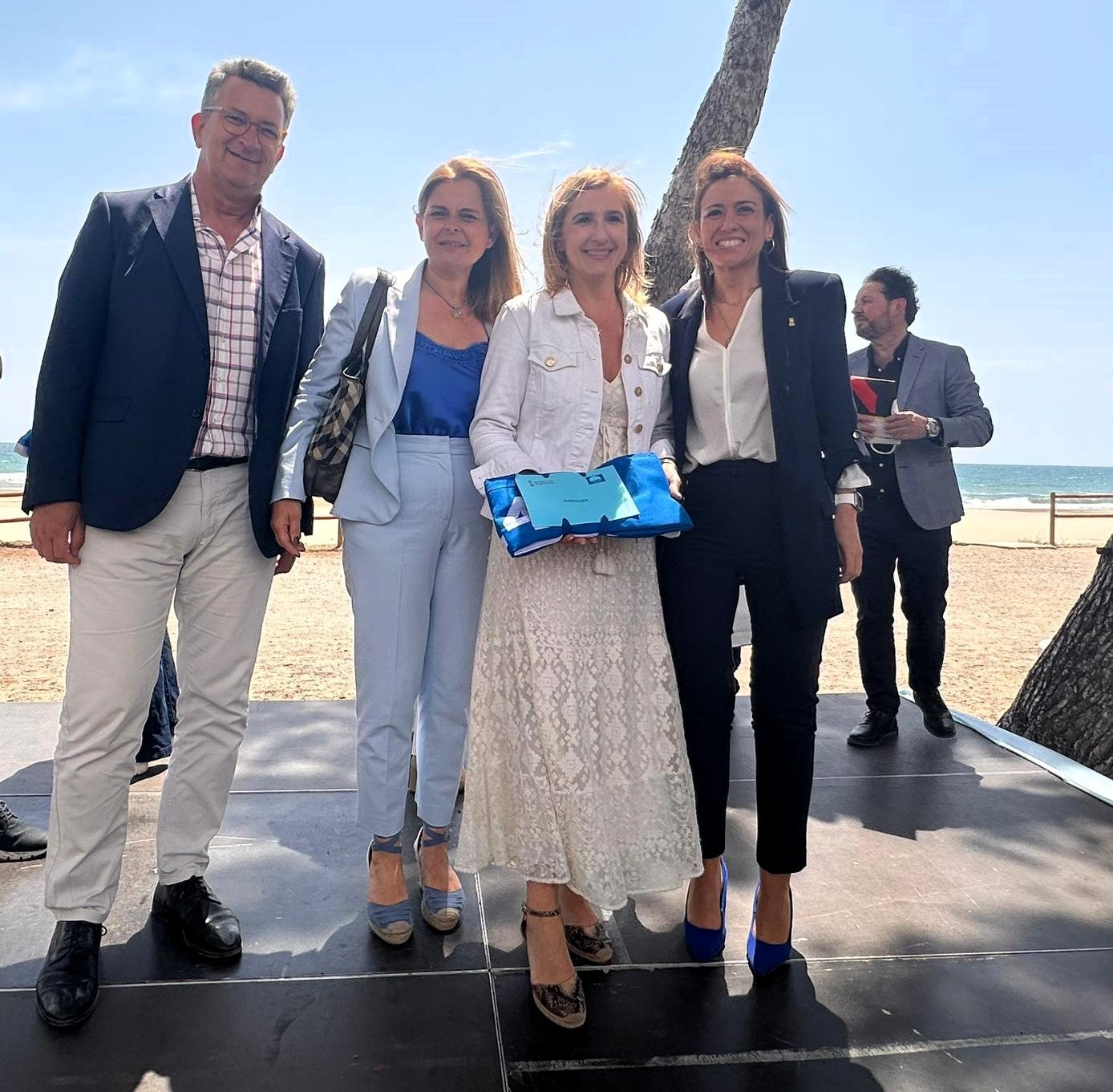 Almassora recoge la bandera azul que distingue la calidad de la playa Benafelí Almassora recoge la bandera azul que distingue la calidad de la playa Benafelí