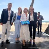 Almassora recoge la bandera azul que distingue la calidad de la playa Benafelí