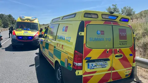 Fallece un ciclista y otro resulta herido grave tras sufrir un atropello en la M-209, a la altura de Capo Real Ambulancias del SUMMA 112 en la M-209