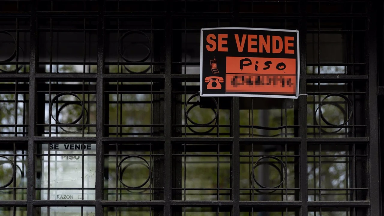Imagen de rescurso de un cartela de 'Se vende' en un edificio