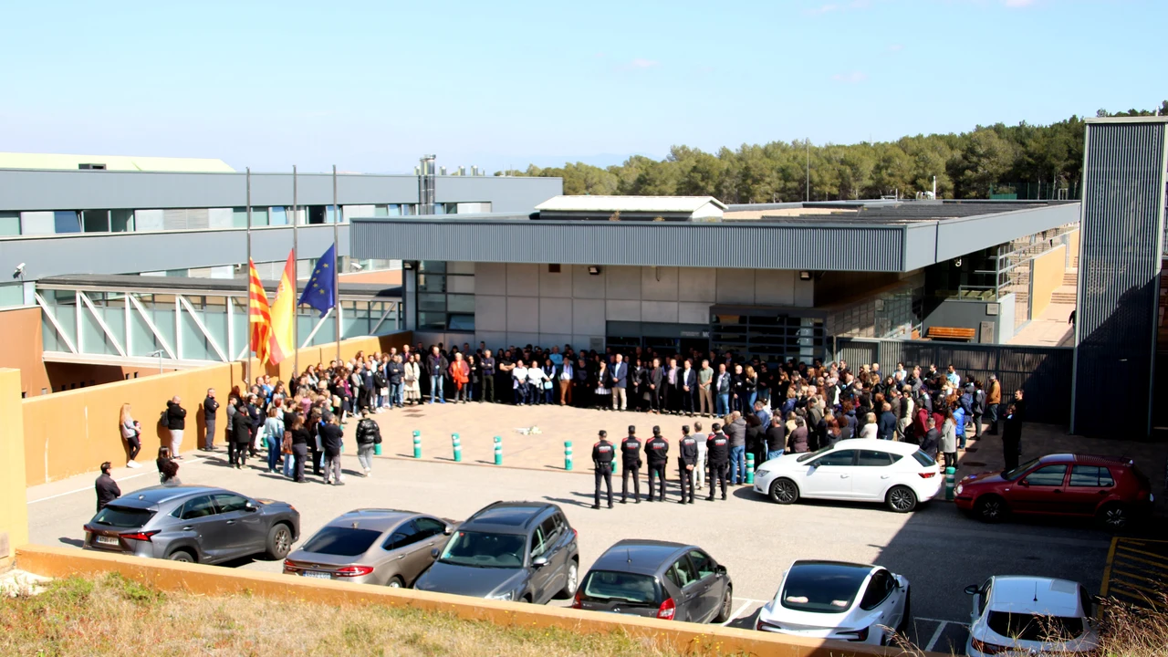 El minut de silenci que es va fer a Mas d'Enric per l'assassinat d'una cuinera a mans d'un pres