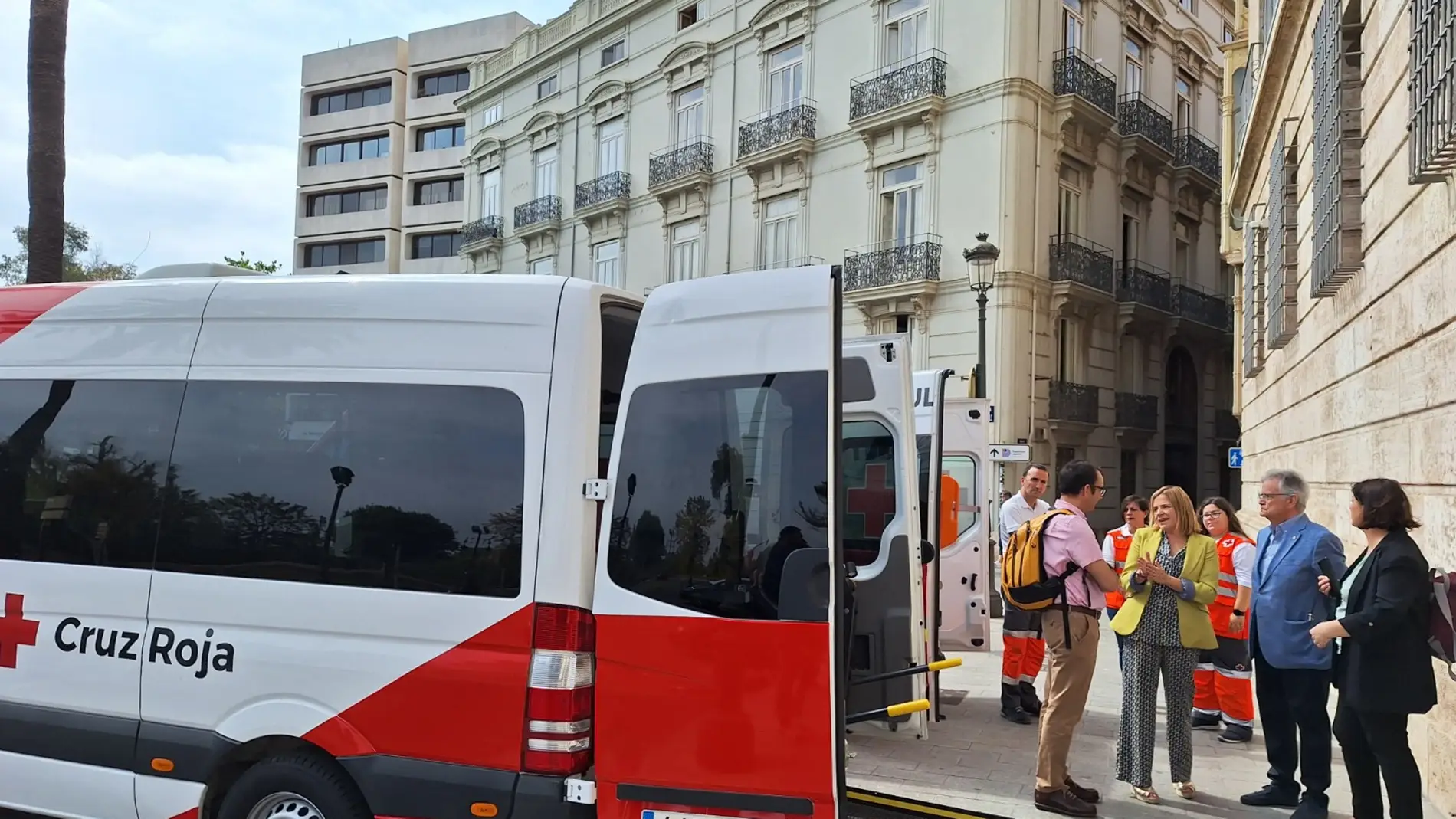 Vehículo especial de Cruz Roja junto a Pilar Bernabé y Rafael Gandia