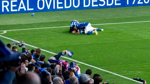 27-5 Los jugadores del Oviedo festejan uno de los goles ante el Andorra