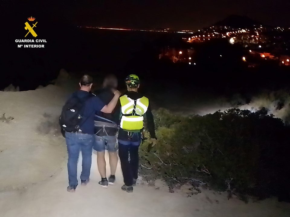 Rescatan en El Campello a un hombre que había caído por un acantilado Rescatan en El Campello a un hombre que había caído por un acantilado