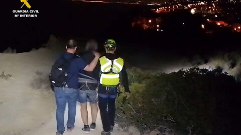 La Guardia Civil acompa&ntilde;a a la persona rescatada