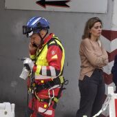 Un bombero y concejales del Ayuntaniento de Vigo junto al edificio donde se produjo el fallecimiento de Sergio Sanlés