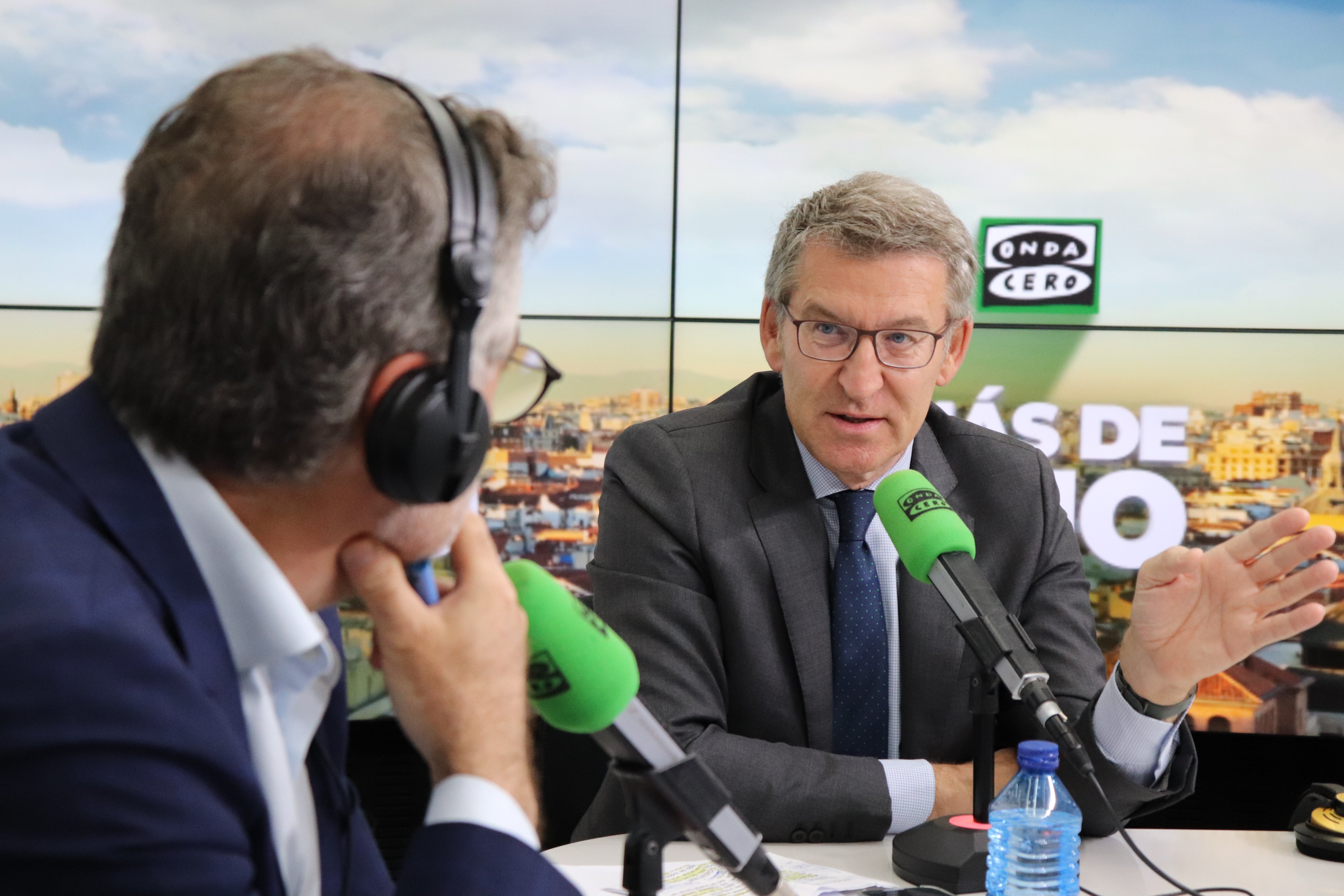 Carlos Alsina entrevista a Alberto Núñez Feijóo en 'Más de uno' Carlos Alsina entrevista a Alberto Núñez Feijóo en 'Más de uno'