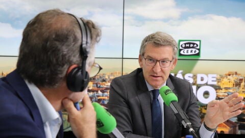 El presidente del Partido Popular, Alberto N&uacute;&ntilde;ez Feij&oacute;o, con Carlos Alsina en 'M&aacute;s de uno'