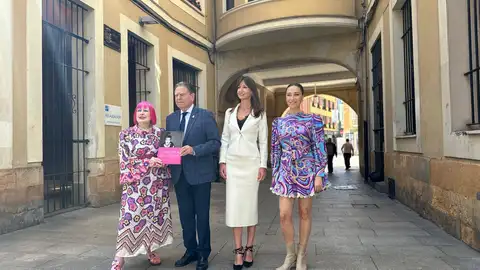 Zandra Rhodes, Alfredo Canteli, Leticia González y Celia Bernardo. Zandra Rhodes, Alfredo Canteli, Leticia González y Celia Bernardo