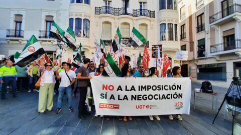 Concentraci&oacute;n convocada por sindicatos frente a la concejal&iacute;a de Recursos Humanos.
