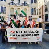 Concentración convocada por sindicatos frente a la concejalía de Recursos Humanos.