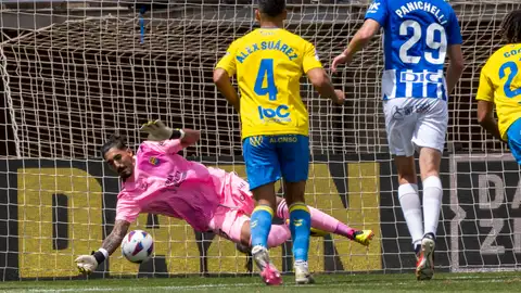 El defensa de UD Las Palmas Álex Suárez y el delantero del Alavés Joaquín Panichelli ante el portero sevillano Alvaro Valles durante el partido de la última jornada de LaLiga EA Sports que disputaron UD Las Palmas y Alavés en el estadio de Gran Canaria. El defensa de UD Las Palmas Álex Suárez y el delantero del Alavés Joaquín Panichelli ante el portero sevillano Alvaro Valles durante el partido de la última jornada de LaLiga EA Sports que disputaron UD Las Palmas y Alavés en el estadio de Gran Canaria.