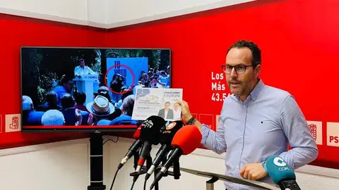 Héctor Díez, portavoz del PSOE de Elche en la rueda de prensa. Héctor Díez, portavoz del PSOE de Elche en la rueda de prensa.