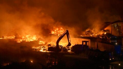 Imagen del incendio declarado en la tarde del 27 de mayo de 2024 en el vertedero de Zonzamas, Lanzarote | 1