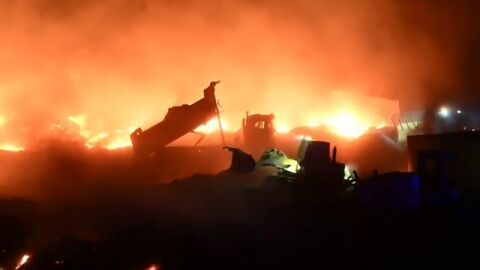 El incendio en el vertedero de Lanzarote tardará varios días en ser sofocado 