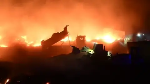 El incendio en el vertedero de Lanzarote tardará varios días en ser sofocado El incendio en el vertedero de Lanzarote tardará varios días en ser sofocado