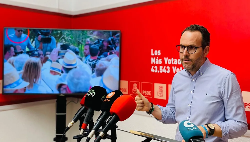 Héctor Díez, portavoz del PSOE de Elche en la rueda de prensa. Héctor Díez, portavoz del PSOE de Elche en la rueda de prensa.