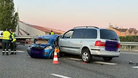 Fallece un varón tras sufrir un accidente y ser arrollado al bajarse del vehículo .