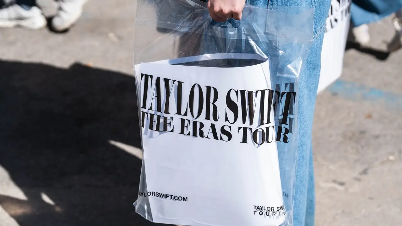 Merchandising de Taylor Swift, en los alrededores del Estadio Santiago Bernabéu Merchandising de Taylor Swift, en los alrededores del Estadio Santiago Bernabéu