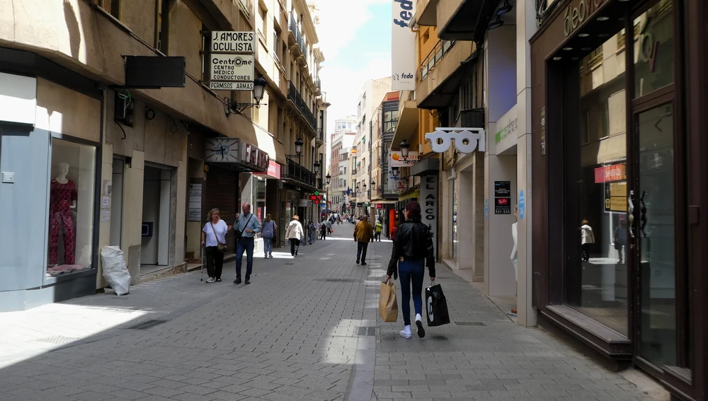 Personas paseando por una calle comercial de Albacete
