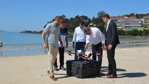 Telmo Martin - Alcalde de Sanxenxo El regidor supervisa un dron que vigila la playa de Silgar del municipio
