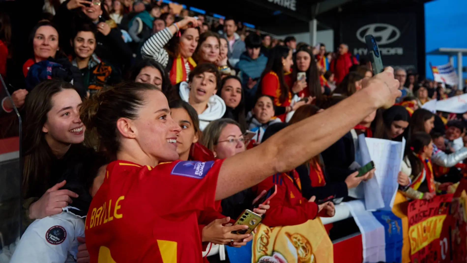 Jugadora de la selección española se saca fotos con aficionadas