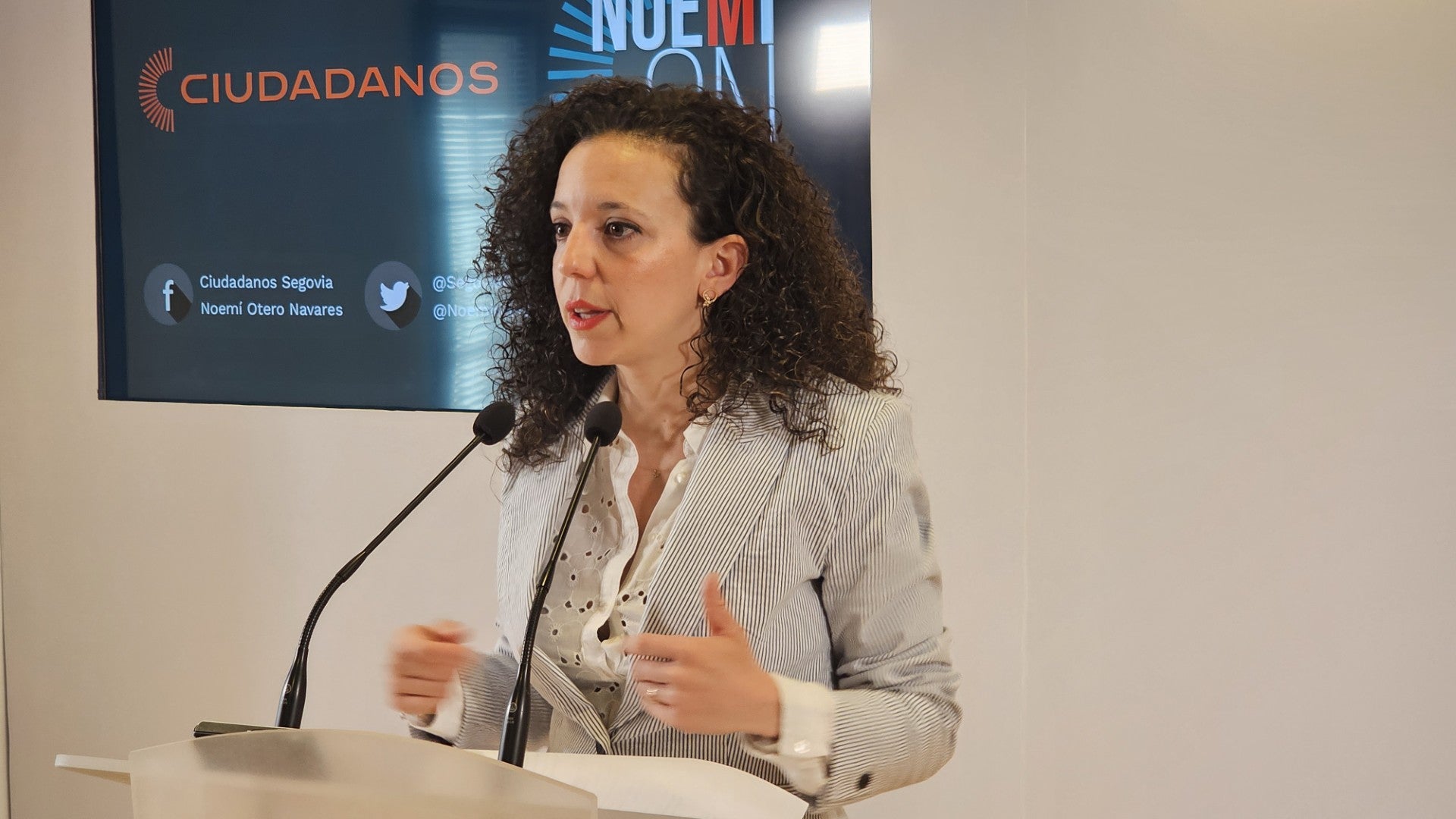 Ciudadanos pide solución para los problemas que ocasionan los numerosos autobuses que llegan a Vía Roma Ciudadanos pide solución para los problemas que ocasionan los numerosos autobuses que llegan a Vía Roma