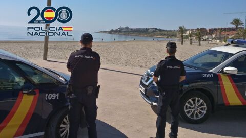 Agentes de la Polic&iacute;a Nacional vigilan una zona de ba&ntilde;o