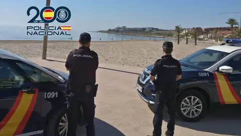 Agentes de la Policía Nacional vigilan una zona de baño Agentes de la Policía Nacional vigilan una zona de baño