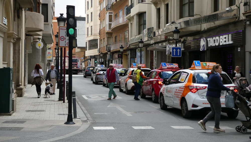 Fila de coches de autoescuela en las carreteras de Albacete