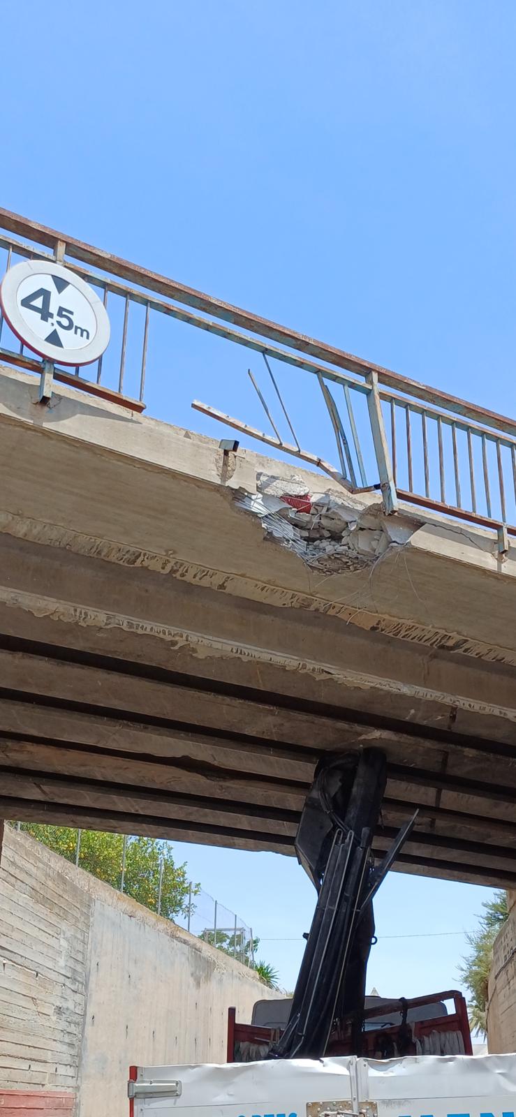 El accidente de un camión grúa en un paso inferior de Elche de la vía de la línea de Cercanías de Renfe lleva al 112 a pedir el corte de circulación de trenes El accidente de un camión grúa en un paso inferior de Elche de la vía de la línea de Cercanías de Renfe lleva al 112 a pedir el corte de circulación de trenes