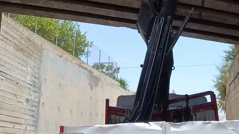 Camión siniestrado en Elche en el paso inferior del puente de la línea de Cercanías de Renfe. Camión siniestrado en Elche en el paso inferior del puente de la línea de Cercanías de Renfe.