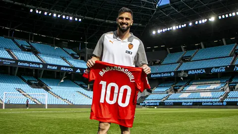 Mamardashvili: "Es muy importante para mí jugar en el Valencia CF, con este escudo" Mamardashvili: "Es muy importante para mí jugar en el Valencia CF, con este escudo"
